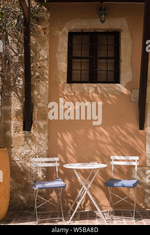 Table et chaises vides dans un café à La Canée, Crète, Grèce Banque D'Images