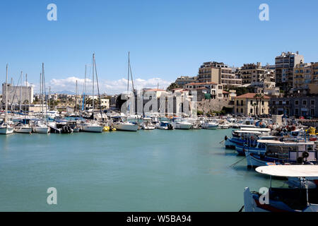 Les bateaux dans le vieux port vénitien de la Canée, Crète, Grèce Banque D'Images