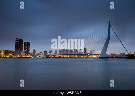 Pont Erasmus au-dessus de la Meuse à Rotterdam Banque D'Images