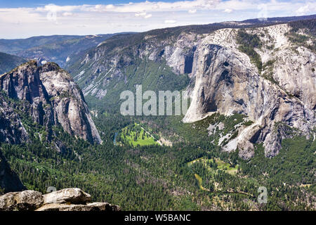 Vue aérienne de la vallée Yosemite, avec Merced Rriver qui coule à travers les forêts de conifères, El Capitan visible sur la droite, Yosemite National Park, Califor Banque D'Images