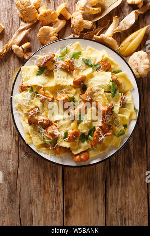 Raviolis frits fraîchement préparé avec des chanterelles et parmesan close-up sur une plaque sur la table. Haut Vertical Vue de dessus Banque D'Images