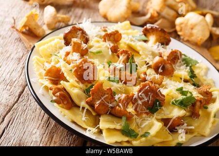 Raviolis frits fraîchement préparé avec des chanterelles et parmesan close-up sur une plaque sur la table horizontale. Banque D'Images