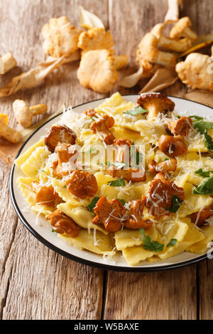 Ravioles de girolles poêlées pâtes parmesan et gros plan sur une plaque verticale sur la table. Banque D'Images