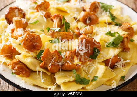 Raviolis italiens aux girolles et parmesan close-up sur une plaque sur la table horizontale. Banque D'Images