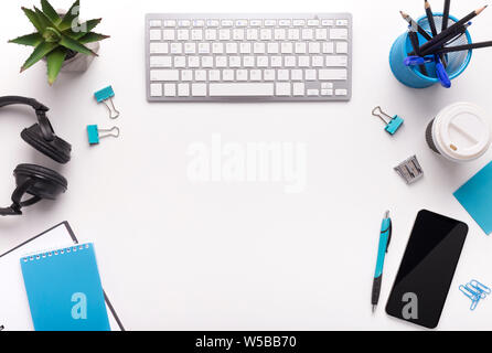 Table de bureau avec des plantes, claviers, téléphones avec écran vide Banque D'Images