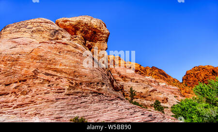 Vue sur le rouge et le blanc des rochers de grès en couches sur la piste vers le Guardian Angel Peak dans le Red Rock Canyon National Conservation Area près de Las Vegas Banque D'Images