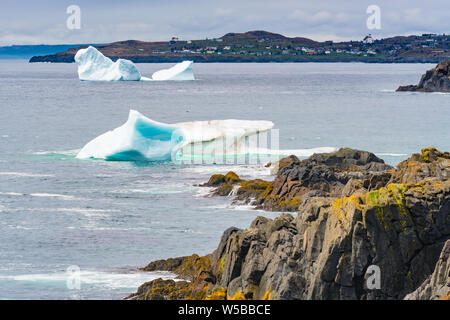 Iceberg flottant dans l'océan au large des côtes de Terre-Neuve, Canada Banque D'Images