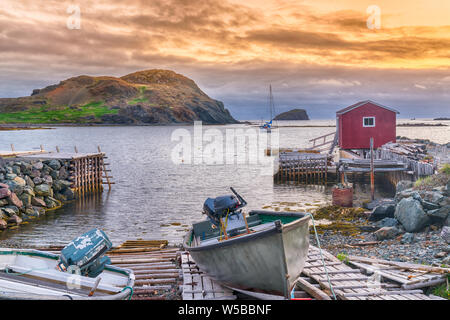 Les bateaux et les cabanes à pêche côtière village pendant le coucher du soleil à Terre-Neuve, Canada Banque D'Images