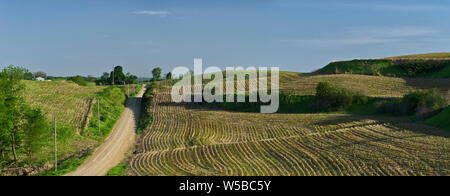 KS : Comté de Doniphan, Wathena, Région de la rivière Missouri, Campagne, Panorama, montrant une route de gravier traverse les terres agricoles près de la rivière Missouri Banque D'Images