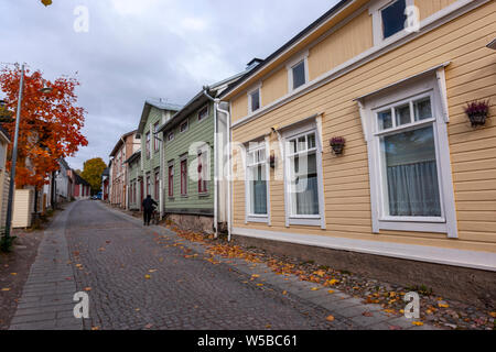 Maisons colorées en bois dans la ville médiévale de Porvoo, Uusimaa, Finlande Banque D'Images