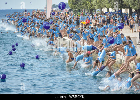 Zadar, Croatie. 27 juillet, 2019. Les gens sautent dans la mer Adriatique au 13ème millénaire DM épreuve de sauts à Zadar, Croatie, le 27 juillet 2019. Plus de 3 000 personnes ont participé à l'événement cette année. Source : Xinhua/Alamy Live News Banque D'Images