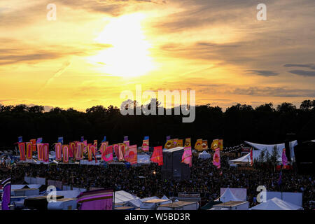 Malmesbury, Wiltshire, Royaume-Uni. 26 juillet 2019. Le soleil se couche sur le Festival WOMAD (World of Music Arts and Dance) le samedi 27 juillet 2019 à Charlton Park, Malmesbury. Un jour de temps mitigé, les nuages permettent au soleil de briller à travers qu'il établit. Photo par Julie Edwards. Banque D'Images