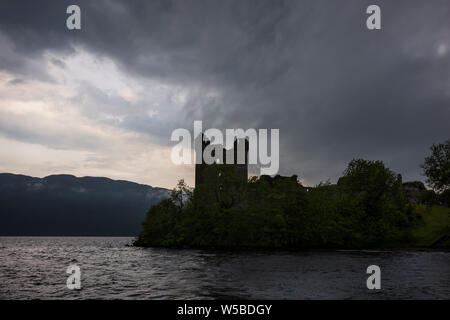 Le Château d'Urquhart au bord du Loch Ness dans les Highlands d'Ecosse. Banque D'Images