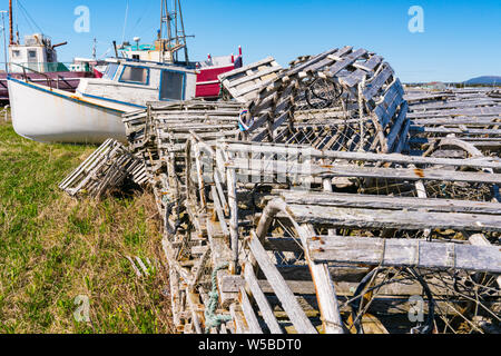 Ancienne en bois casiers à homard et des bateaux de pêche à Terre-Neuve, Canada Banque D'Images