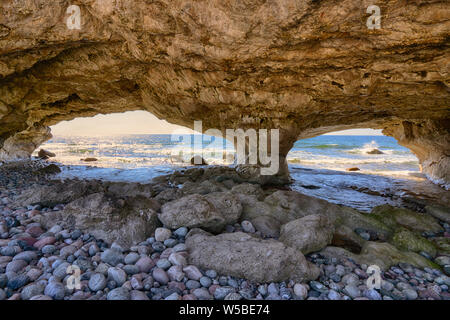 Arches le long de la côte du golfe du Saint-Laurent à Arches Provincial Park à Terre-Neuve, Canada Banque D'Images