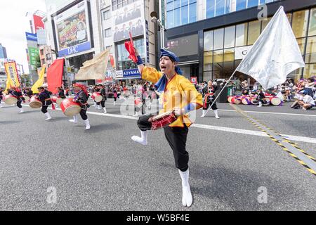 Tokyo, Japon. 27 juillet, 2019. Les spectacles de danse au cours de l'Eisa Eisa 2019 Festival de Shinjuku de Tokyo, Shibuya. Cette année, 22 troupes de danse Eisa effectuée sur les rues près de la gare de Shinjuku portable battre tambours taiko qu'ils se déplacent dans la foule. L'Eisa est un bon dance est issue d'Okinawa qui service commémoratif pour qui souhaite de la santé, de la sécurité, et la prospérité de chaque chambre, et prier pour le repos de l'esprit. Credit : Rodrigo Reyes Marin/AFLO/Alamy Live News Banque D'Images
