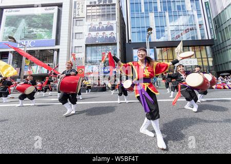 Tokyo, Japon. 27 juillet, 2019. Les spectacles de danse au cours de l'Eisa Eisa 2019 Festival de Shinjuku de Tokyo, Shibuya. Cette année, 22 troupes de danse Eisa effectuée sur les rues près de la gare de Shinjuku portable battre tambours taiko qu'ils se déplacent dans la foule. L'Eisa est un bon dance est issue d'Okinawa qui service commémoratif pour qui souhaite de la santé, de la sécurité, et la prospérité de chaque chambre, et prier pour le repos de l'esprit. Credit : Rodrigo Reyes Marin/AFLO/Alamy Live News Banque D'Images