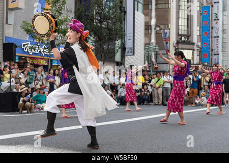Tokyo, Japon. 27 juillet, 2019. Les spectacles de danse au cours de l'Eisa Eisa 2019 Festival de Shinjuku de Tokyo, Shibuya. Cette année, 22 troupes de danse Eisa effectuée sur les rues près de la gare de Shinjuku portable battre tambours taiko qu'ils se déplacent dans la foule. L'Eisa est un bon dance est issue d'Okinawa qui service commémoratif pour qui souhaite de la santé, de la sécurité, et la prospérité de chaque chambre, et prier pour le repos de l'esprit. Credit : Rodrigo Reyes Marin/AFLO/Alamy Live News Banque D'Images