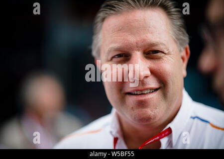 Chef de la direction de McLaren F1 Team Zak Brown ressemble à la pratique avant la troisième session de la German Grand Prix de F1. Banque D'Images