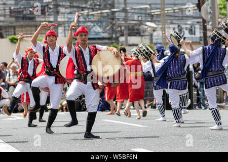 Tokyo, Japon. 27 juillet, 2019. Les spectacles de danse au cours de l'Eisa Eisa 2019 Festival de Shinjuku de Tokyo, Shibuya. Cette année, 22 troupes de danse Eisa effectuée sur les rues près de la gare de Shinjuku portable battre tambours taiko qu'ils se déplacent dans la foule. L'Eisa est un bon dance est issue d'Okinawa qui service commémoratif pour qui souhaite de la santé, de la sécurité, et la prospérité de chaque chambre, et prier pour le repos de l'esprit. Credit : Rodrigo Reyes Marin/AFLO/Alamy Live News Banque D'Images