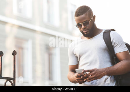 Contrôle de l'homme africains concentrés en ligne départ vol Banque D'Images