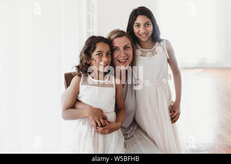 Portrait de mère et deux filles de lumière naturelle studio smiling Banque D'Images