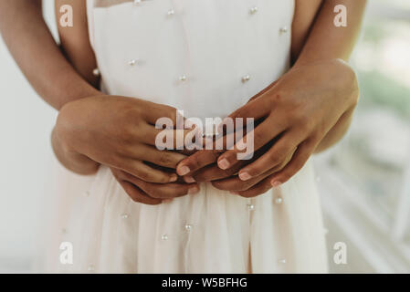 Close up of sisters' mains entrelacées dans studio Banque D'Images