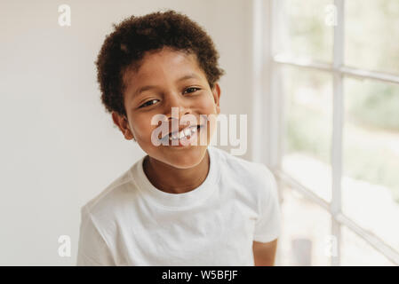 Portrait of school-aged boy looking at camera Banque D'Images