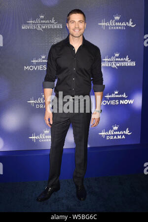 Los Angeles, CA - le 26 juillet : Eric Winter assiste à l'Hallmark Channel et marque les films & Mystères de l'été 2019 le TCA Press Tour qui a eu lieu à une résidence privée le 26 juillet 2019 à Beverly Hills, Californie. Banque D'Images