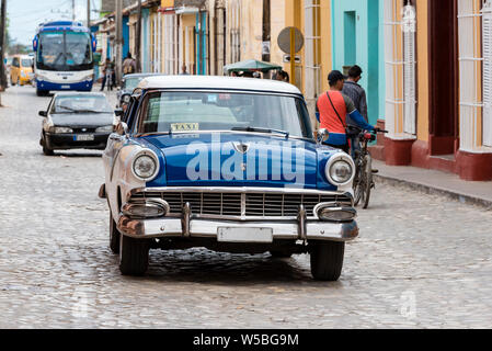 Taxi bleu dans la vieille Havane Banque D'Images