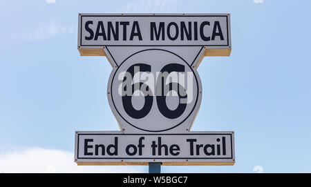 66 route de Santa Monica, fin de la piste. Couleur blanc panneau routier à la jetée de Santa Monica, bleu ciel clair, l'arrière-plan, la Route 66 roadtri historique classique Banque D'Images