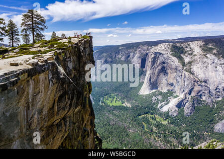 Un groupe de personnes se rendant sur Taft Point, un point vista populaire ; El Capitan, Yosemite Valley et Merced River visible sur la droite, le Parc National de Yosemite Par Banque D'Images