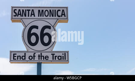 66 route de Santa Monica, fin de la piste. Couleur blanc panneau routier à la jetée de Santa Monica, bleu ciel clair, l'arrière-plan, la Route 66 roadtri historique classique Banque D'Images
