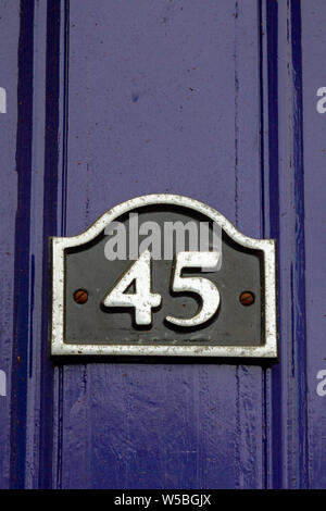 Chambre numéro 45 avec les quarante cinq sur un signe sur un porte-violet foncé Banque D'Images