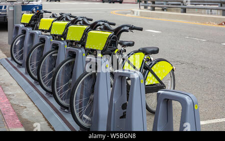 Location de vélos pour la ville garée dans la rue, LA, California, USA Banque D'Images