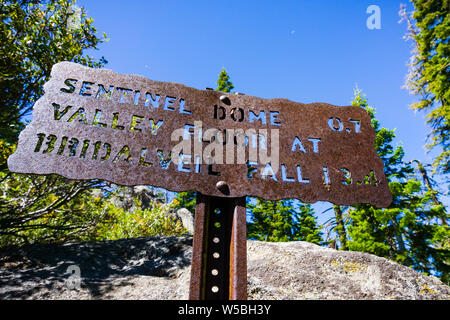 Circuit de randonnée balisé sur la piste vers Sentinel Dome, à proximité de Glacier Point, montrant les points d'intérêt et distances ; Yosemite National Park, Sier Banque D'Images