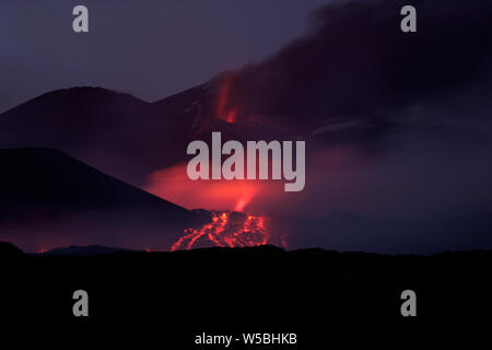 Catane, Italie. 28 juillet, 2019. Nicolosi (Etna Catane) éclate une nouvelle fracture sur l'ETNA avec un flux allant vers la tour du philosophe (Angela Platania/Fotogramma, - 2019-07-28) p.s. la foto e' utilizzabile nel rispetto del contesto dans cui e' stata scattata, e senza intento del diffamatorio decoro delle persone rappresentate indépendant Crédit : Photo Agency Srl/Alamy Live News Banque D'Images