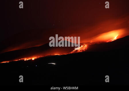 Catane, Italie. 28 juillet, 2019. Nicolosi (Etna Catane) éclate une nouvelle fracture sur l'ETNA avec un flux allant vers la tour du philosophe (Angela Platania/Fotogramma, - 2019-07-28) p.s. la foto e' utilizzabile nel rispetto del contesto dans cui e' stata scattata, e senza intento del diffamatorio decoro delle persone rappresentate indépendant Crédit : Photo Agency Srl/Alamy Live News Banque D'Images