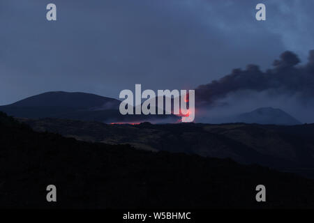 Catane, Italie. 28 juillet, 2019. Nicolosi (Etna Catane) éclate une nouvelle fracture sur l'ETNA avec un flux allant vers la tour du philosophe (Angela Platania/Fotogramma, - 2019-07-28) p.s. la foto e' utilizzabile nel rispetto del contesto dans cui e' stata scattata, e senza intento del diffamatorio decoro delle persone rappresentate indépendant Crédit : Photo Agency Srl/Alamy Live News Banque D'Images