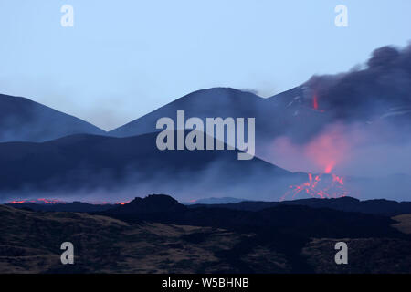 Catane, Italie. 28 juillet, 2019. Nicolosi (Etna Catane) éclate une nouvelle fracture sur l'ETNA avec un flux allant vers la tour du philosophe (Angela Platania/Fotogramma, - 2019-07-28) p.s. la foto e' utilizzabile nel rispetto del contesto dans cui e' stata scattata, e senza intento del diffamatorio decoro delle persone rappresentate indépendant Crédit : Photo Agency Srl/Alamy Live News Banque D'Images