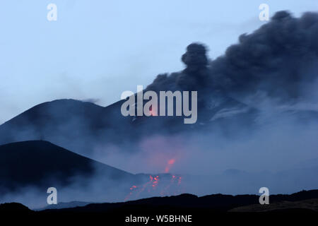 Catane, Italie. 28 juillet, 2019. Nicolosi (Etna Catane) éclate une nouvelle fracture sur l'ETNA avec un flux allant vers la tour du philosophe (Angela Platania/Fotogramma, - 2019-07-28) p.s. la foto e' utilizzabile nel rispetto del contesto dans cui e' stata scattata, e senza intento del diffamatorio decoro delle persone rappresentate indépendant Crédit : Photo Agency Srl/Alamy Live News Banque D'Images