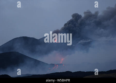 Catane, Italie. 28 juillet, 2019. Nicolosi (Etna Catane) éclate une nouvelle fracture sur l'ETNA avec un flux allant vers la tour du philosophe (Angela Platania/Fotogramma, - 2019-07-28) p.s. la foto e' utilizzabile nel rispetto del contesto dans cui e' stata scattata, e senza intento del diffamatorio decoro delle persone rappresentate indépendant Crédit : Photo Agency Srl/Alamy Live News Banque D'Images