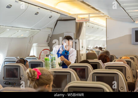 Saint-pétersbourg Vol - Burgas - 24 juin 2019 : l'agent de bord de la compagnie Iraero propose des passagers du vol nolisé, propose des boissons Banque D'Images