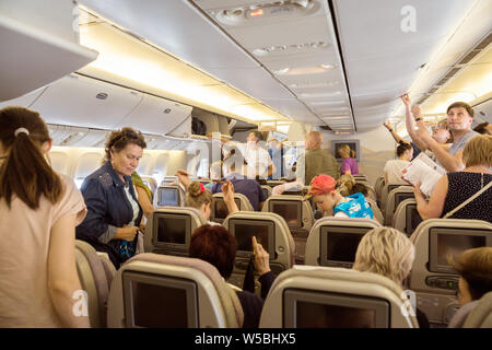 BURGAS, Bulgarie - le 24 juin 2019 : Les passagers du vol charter de Saint-Pétersbourg se préparent à quitter l'avion après l'atterrissage Banque D'Images