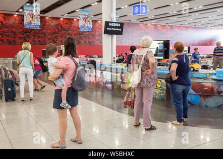 BURGAS, Bulgarie - 24 juillet 2019 : la récupération des bagages à l'Aéroport International de Bourgas. Les passagers sont en attente de leurs bagages. Banque D'Images
