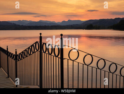 Coucher de soleil sur le lac Windermere Banque D'Images