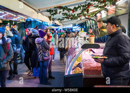 Vue du Naschmarkt . Le plus grand marché de Vienne, le Naschmarkt, près de la place Karlsplatz et de stations de métro Kettenbrückengasse, compte plus de 120 stands de nourriture. Banque D'Images