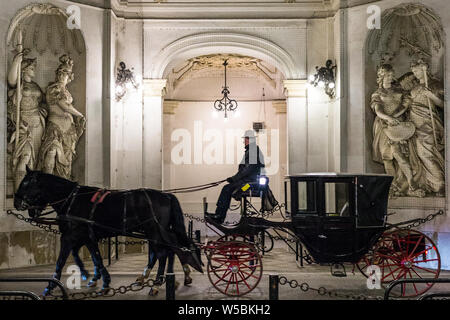 Calèche vide à la client sur les rues de Vienne Vienne romantique.Promenade en calèche est très populaire parmi les touristes à Vienne, Autriche. Banque D'Images