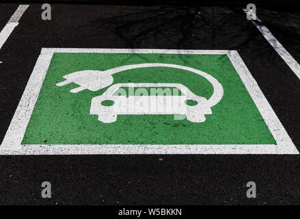 Voiture électrique vert parking sign, peint sur l'asphalte Banque D'Images