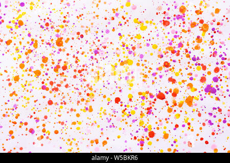 La couleur de l'eau colorée peinture splash. Blot, Blurred spot. avec la texture. Plusieurs points chauds et de l'eau tache de couleur sur fond blanc Banque D'Images